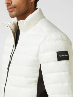 CK Calvin Klein Steppjacke Mit Stehkragen - Offwhite -Kleidung Geschäft 999kil1g9takalih8srk8ji49p9j2g9l6t1k4hhi897j2l2i88o56ka96t1l0jaka5830iag9kq4ggaf6h3j4c366kp34c9l6krm4phk6di30ohic4s3cdpichhmcp9j6crj2dg